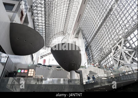 Innenraum des futuristischen Designs der modernen japanischen Architektur, Kyoto Bahnhofsgebäude, der großen Eisenbahn Station und Transport Hubs in Kyoto, Japa Stockfoto