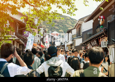 Kyoto, Japan - März 2016: Große Massenszene am Matsubara Dori, beliebte Einkaufsstraße auf dem Weg zum berühmten Kiyomizu-Dera-Tempel in Kyoto, Japan Stockfoto