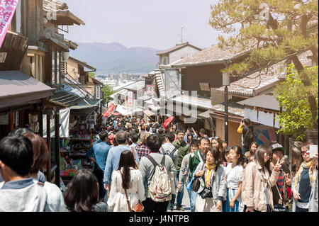 Kyoto, Japan - März 2016: Große Massenszene am Matsubara Dori, beliebte Einkaufsstraße auf dem Weg zum berühmten Kiyomizu-Dera-Tempel in Kyoto, Japan Stockfoto