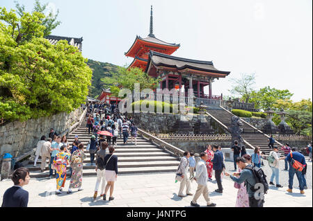 Kyoto, Japan - März 2016: Tourist besucht Kiyomizu-Dera, berühmte buddhistische Tempel in Kyoto, Japan Stockfoto