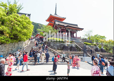 Kyoto, Japan - März 2016: Tourist besucht Kiyomizu-Dera, berühmte buddhistische Tempel in Kyoto, Japan Stockfoto