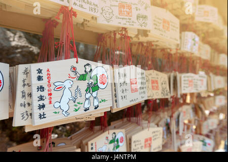 Japanische Ema oder kleine hölzerne votive Plaketten auf dem, die Shinto Gläubigen ihre Gebete oder Wünsche schreiben Links und dann auf einem Schrein aufhängen Stockfoto