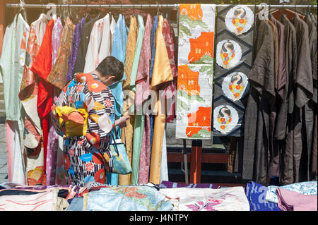 Kyoto, Japan - März 2016: Lady Auswahl Kimono aus bunten Sammlung in einem Kimono Verleih auf Matsubara Straße in Kyoto, Japan Stockfoto