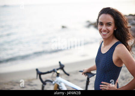 Eine weibliche Triathlet am Strand ihre Triathlon-Anzug Stockfoto