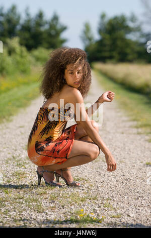 Ziemlich afrikanisch-amerikanische Modell mit lockigem Haar draußen in der Natur in Brantford Ontario posieren. Stockfoto