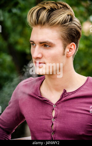 Attraktive blaue Augen, blonde junge Mann Stockfoto