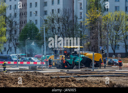 Belarus, Minsk - 06.05.2017: Spezielle Ausrüstung für die Verlegung von Asphalt auf den Bau einer neuen Straße Stockfoto