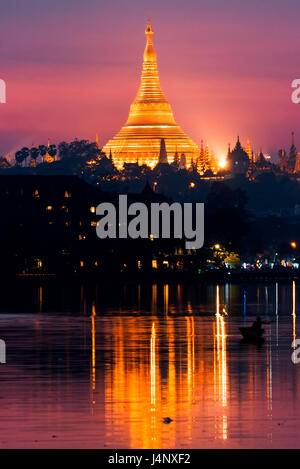 Stock Foto - goldene Stupa bei Sonnenuntergang, Chedi, Shwedagon-Pagode, Kandawgyi See, Kandawgyi-Naturpark, Yangon oder Rangun, Yangon Region Stockfoto