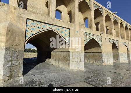 SIO Seh-Brücke (Brücke der 33 Bögen) oder Khaju-Brücke über Zayandeh Fluss, Isfahan, Iran Stockfoto