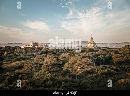 Stock Foto - Myanmar Sunrise in Bagan Stockfoto