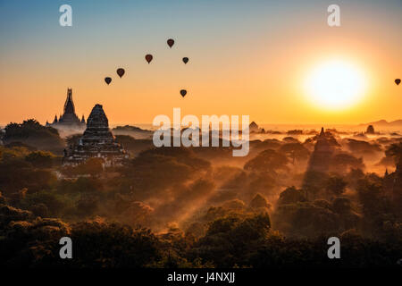 Stock Foto - Myanmar Sunrise in Bagan Stockfoto