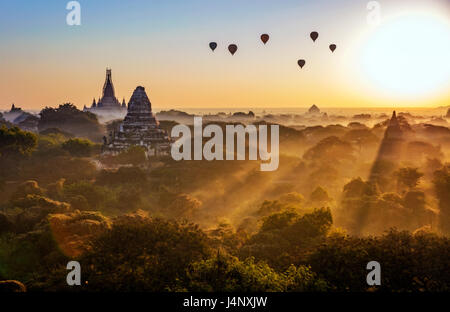 Stock Foto - Myanmar Sunrise in Bagan Stockfoto