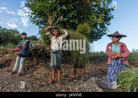 THANDWE, MYANMAR - Januar 5, 2017: Die Menschen am Fluss in der Nähe von Ngapali Beach, Myanmar. Stockfoto