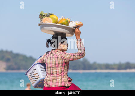 NGAPALI, MYANMAR - Januar 5, 2017: nicht identifizierte Frau verkaufen frisches Obst an der Küste zu Touristen. Verkauf von Produkten für die Touristen ist das Wichtigste Stockfoto