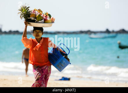 NGAPALI, MYANMAR - Januar 5, 2017: nicht identifizierte Frau verkaufen frisches Obst an der Küste zu Touristen. Verkauf von Produkten für die Touristen ist das Wichtigste Stockfoto