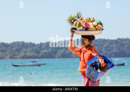 NGAPALI, MYANMAR - Januar 5, 2017: nicht identifizierte Frau verkaufen frisches Obst an der Küste zu Touristen. Verkauf von Produkten für die Touristen ist das Wichtigste Stockfoto