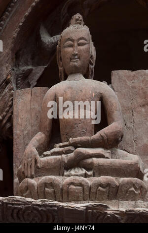 Eine grobe hand geschnitzte Figur eines buddhistischen Lehrers aus braunem Holz, einer alten 11. Jahrhundert über dem Eingang zum Kloster Alchi, kleine Tibet, In Stockfoto