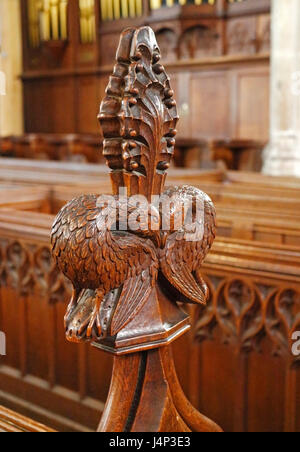 Eine geschnitzte Mohn Kopf am Ende einer Kirchenbank in der Pfarrkirche St. Michael in Aylsham, Norfolk, England, Vereinigtes Königreich. Stockfoto