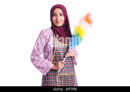 Porträt von Hausfrau trägt eine Schürze und halten ein Reinigungswerkzeug isoliert auf weißem Hintergrund - Reinigung Konzept Stockfoto