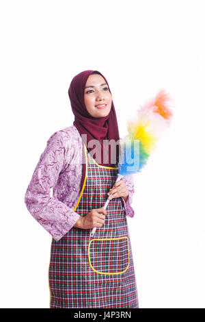 Porträt von Hausfrau trägt eine Schürze und halten ein Reinigungswerkzeug isoliert auf weißem Hintergrund - Reinigung Konzept Stockfoto