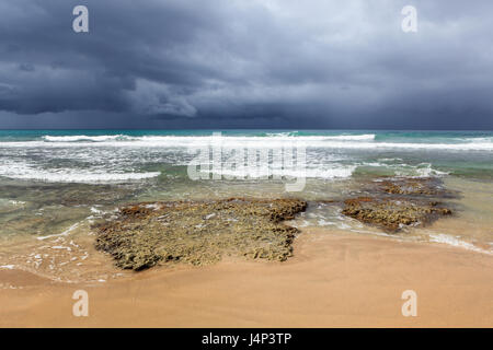 Felsigen Strand und kommenden Sturm Stockfoto