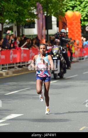 Tirunesh Dibaba, äthiopische Elite Frauen Wettbewerber, 2017 Virgin Geld London Marathon, London, Vereinigtes Königreich Stockfoto