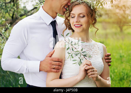 Wunderschöne Liebesgeschichte gerade jungen Ehepaares. Stockfoto