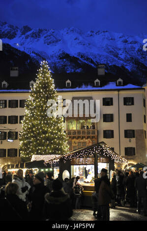 Österreich, Tirol, Innsbruck, Altstadt, Goldenes Dachl, Weihnachtsbaum, Weihnachtsmarkt, Besucher, Stockfoto