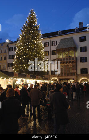 Österreich, Tirol, Innsbruck, Altstadt, Goldenes Dachl, Weihnachtsbaum, Weihnachtsmarkt, Besucher, Stockfoto