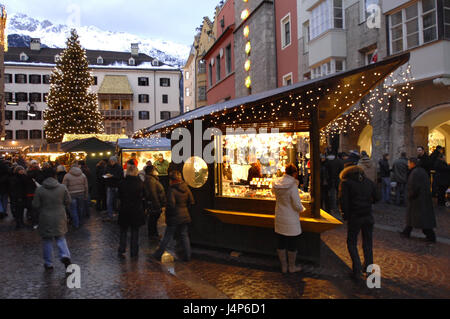 Österreich, Tirol, Innsbruck, Altstadt, Goldenes Dachl, Weihnachtsbaum, Weihnachtsmarkt, Besucher, Stockfoto