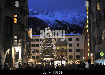 Österreich, Tirol, Innsbruck, Altstadt, Goldenes Dachl, Weihnachtsbaum, Weihnachtsmarkt, Besucher, Stockfoto