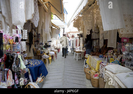 Zypern, Omodos, Geschäfte, Souvenirs, Kunsthandwerk, manuelle Arbeit, Insel im Mittelmeer, Insel, im Landesinneren, Ort, Dorf, Bergdorf, Weindorf, Troodos-Gebirge, Gasse, Straße, Geschäfte, Stickerei Werke, Stickereien, Shop, einkaufen verkaufen, traditionell, Reisen, Reiseziel, Tourismus, Touristen, Stockfoto