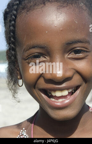 Madagaskar, Fort Dauphin, Mädchen, Lächeln, Porträt, gewellt, kein Model-Release, Stockfoto