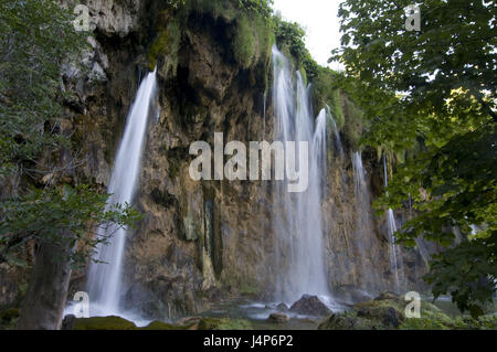 Kroatien, Nationalpark Plitvicer Seen, Felsen, Wasserfall, Stockfoto