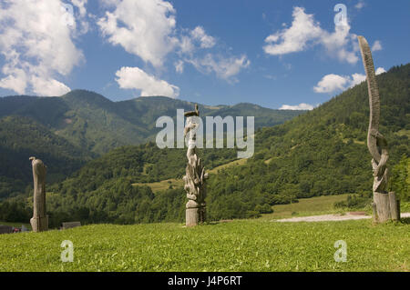 Ruzomberok, Slowakei, Teil von Stadt von Vlkolinec, Wiese, Skulpturen, Berglandschaft, Stockfoto