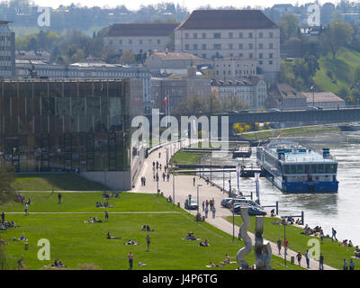 Österreich, Oberösterreich, Linz, Lentos Kunstmuseum, Fluss Donau, Stadt, Ziel, Ort von Interesse, Kunst, Kultur, Museum, Architektur, Gebäude, Museumsbau, draußen, Häuser, Menschen, Besucher, kein Model-Release, Wiese, Skulptur, Schiff, Bootssteg, Stockfoto