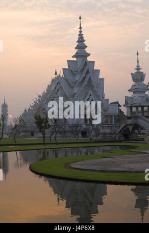 Thailand, Chiang Rai, Wat Rong Khun, weiße Tempel, Teich, Sonnenuntergang, Stockfoto