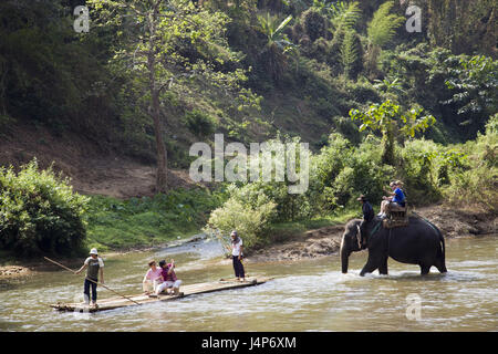 Thailand, Chiang Mai, Maetang Fluss, Floß, Tourist, Elefanten reiten, Stockfoto