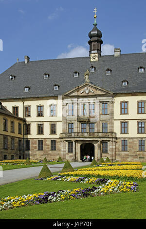 Deutschland, Hessen, Fulda, Stadt Schloss, Haupteingang, Blumenbeete, Schloss, Schlosspark, Gebäude, außen, Hauptportal, Eingang, Architektur, Baustil, Barock, Blumen, Frühlingsblumen, Blüte, gelb, Menschen, Touristen, Sehenswürdigkeit, Tourismus, Stockfoto