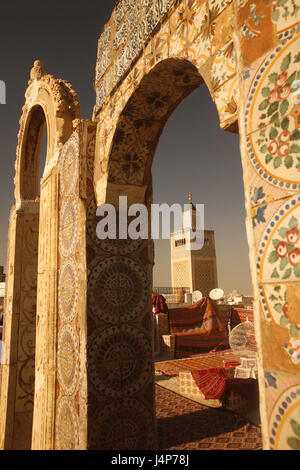 Tunesien, Tunis, Teppich Shop, Dachterrasse, Teppiche, Wehrmauer Kurven, Zitouna Minarett, Abendlicht, Stockfoto