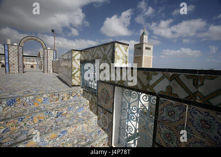 Tunesien, Tunis, Dachterrasse, Treppen, Schmuck-Kacheln, Zitouna Minarett, Stockfoto