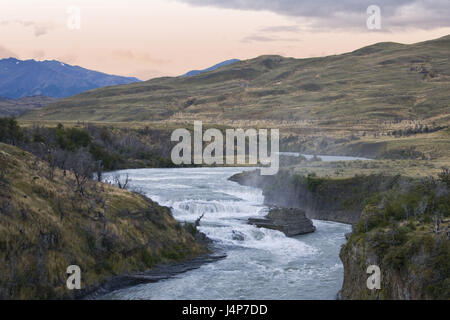 Chile, Patagonien, Torres del Paine Nationalpark, Fluss, Wasserfall, Stockfoto