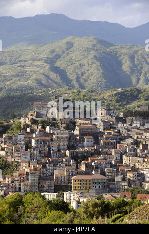 Italien, Insel Sizilien, Castiglione Tu Sicilia, Blick auf die Stadt, Stockfoto