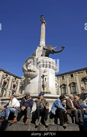 Italien, Insel Sizilien, Catania, Piazza del Duomo, Elefanten Brunnen, Touristen, kein Model-Release, Stockfoto