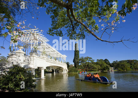 Argentinien, Buenos Aires, Teil der Stadt Palermo, Parque Tres de Febrero, Brücke, Tretboot, Tourist, kein Model-release Stockfoto