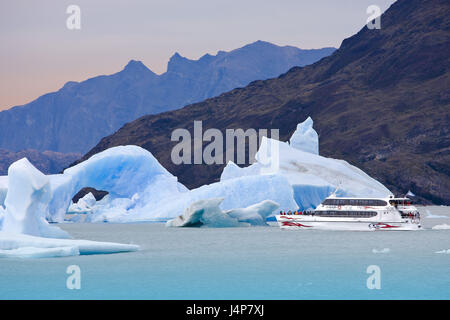 Argentinien, Patagonien, bundesweit Gletscher park, Lago Argentino, Eisschollen, touristischen Boot, Stockfoto