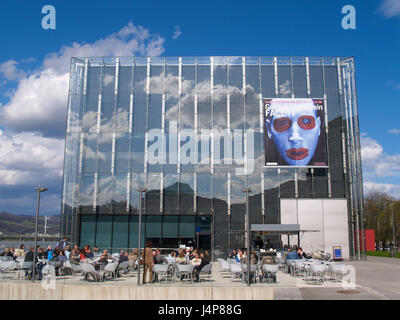 Österreich, Oberösterreich, Linz, Lentos Kunstmuseum, Wolken, Spiegelung, Glasfront, Café, Stadt, Ziel, Ort von Interesse, Kunst, Kultur, Museum, Architektur, Gebäude, Museumsbau, außen, Fassade, bewölkten Himmel, Straßencafé, Person, Besucher, kein Model-Release Stockfoto