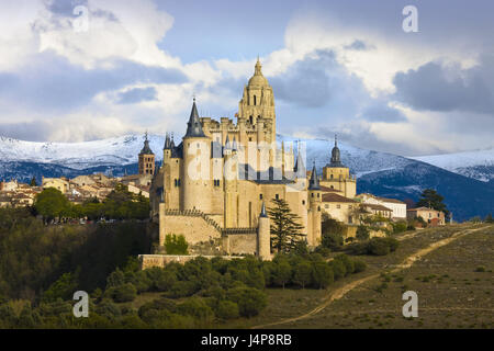 Spanien, Kastilien, Segovia, Schloss, Dom, Kastilien-León, Aufbau, Strukturen, Burg, Kirche, Architektur, Häuser, Wohnhäuser, Ort von Interesse, Tourismus, Berg, Schnee, Himmel, Wolken, Stockfoto