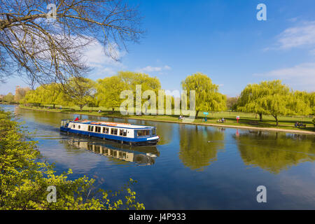 lokalen Tourenboot Kreuzfahrt entlang eines Flusses in Stratford-upon-Avon, Warwickshire, Enagland in der Nähe von Holy Trinity Church an einem strahlend blauen Himmel-Tag Stockfoto