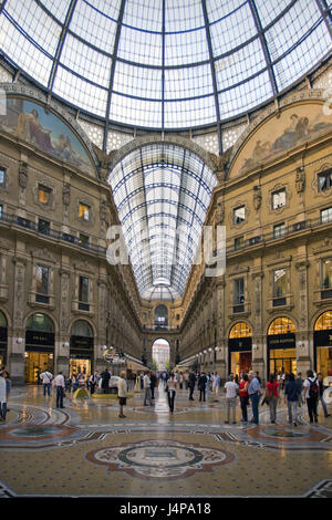 Italien, Mailand, Galleria Vittorio Emanuele, Besucher, Stockfoto